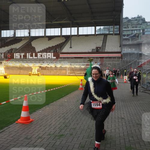 07.12.2025 - St. Pauli X-Mass-Run No. 15 Fabian Wolf http://msf.ph/oto/9375075 07.12.2025 10:03:17 Ziel 177, 460, 956, 963, 965, 1118, 1594, 2682, 2973, 2975 meine-sportfotos.de