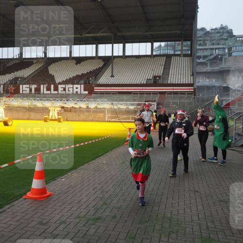 07.12.2025 - St. Pauli X-Mass-Run No. 15 Fabian Wolf http://msf.ph/oto/9375085 07.12.2025 10:03:20 Ziel 460, 963, 965, 1118, 1484, 1486, 1594, 2682, 2973, 2975 meine-sportfotos.de