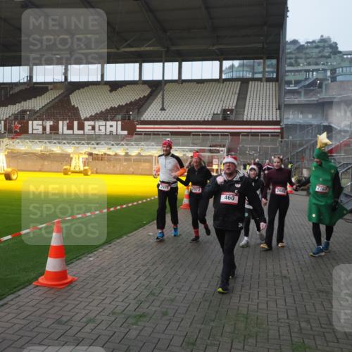 07.12.2025 - St. Pauli X-Mass-Run No. 15 Fabian Wolf http://msf.ph/oto/9375091 07.12.2025 10:03:22 Ziel 460, 963, 965, 1118, 1484, 1486, 1594, 2682, 2973, 2975, 4193, 4239 meine-sportfotos.de