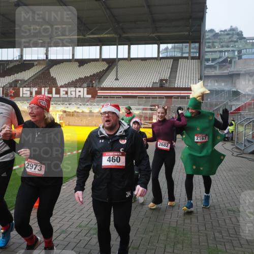 07.12.2025 - St. Pauli X-Mass-Run No. 15 Fabian Wolf http://msf.ph/oto/9375096 07.12.2025 10:03:24 Ziel 460, 963, 965, 1484, 1486, 1594, 2682, 2973, 2975, 4193, 4239 meine-sportfotos.de