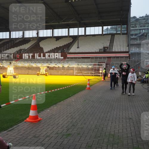 07.12.2025 - St. Pauli X-Mass-Run No. 15 Fabian Wolf http://msf.ph/oto/9375122 07.12.2025 10:03:30 Ziel 358, 940, 965, 984, 1023, 1484, 1486, 1888, 2973, 2975, 3334, 4193, 4239, 4660, 4680 meine-sportfotos.de