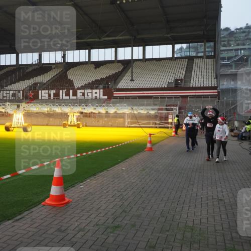 07.12.2025 - St. Pauli X-Mass-Run No. 15 Fabian Wolf http://msf.ph/oto/9375123 07.12.2025 10:03:30 Ziel 358, 940, 965, 984, 1023, 1484, 1486, 1888, 2973, 2975, 3334, 4193, 4239, 4660, 4680 meine-sportfotos.de