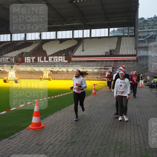 07.12.2025 - St. Pauli X-Mass-Run No. 15 Fabian Wolf http://msf.ph/oto/9375125 07.12.2025 10:03:34 Ziel 213, 214, 358, 940, 984, 1023, 1263, 1264, 1484, 1486, 1506, 1888, 2380, 2973, 2975, 3334, 4193, 4239, 4660, 4667, 4679, 4680 meine-sportfotos.de