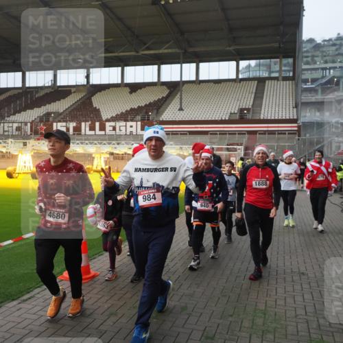 07.12.2025 - St. Pauli X-Mass-Run No. 15 Fabian Wolf http://msf.ph/oto/9375163 07.12.2025 10:03:38 Ziel 185, 213, 214, 358, 940, 984, 1023, 1263, 1264, 1484, 1486, 1506, 1888, 2002, 2366, 2380, 3334, 3734, 4193, 4239, 4660, 4667, 4679, 4680 meine-sportfotos.de