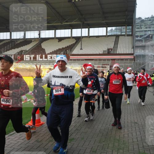 07.12.2025 - St. Pauli X-Mass-Run No. 15 Fabian Wolf http://msf.ph/oto/9375166 07.12.2025 10:03:38 Ziel 185, 213, 214, 358, 940, 984, 1023, 1263, 1264, 1484, 1486, 1506, 1888, 2002, 2366, 2380, 3334, 3734, 4193, 4239, 4660, 4667, 4679, 4680 meine-sportfotos.de