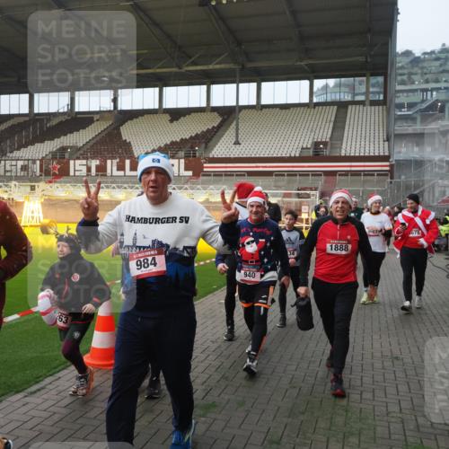 07.12.2025 - St. Pauli X-Mass-Run No. 15 Fabian Wolf http://msf.ph/oto/9375168 07.12.2025 10:03:38 Ziel 185, 213, 214, 358, 940, 984, 1023, 1263, 1264, 1484, 1486, 1506, 1888, 2002, 2366, 2380, 3334, 3734, 4193, 4239, 4660, 4667, 4679, 4680 meine-sportfotos.de