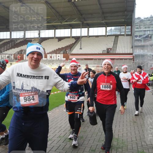 07.12.2025 - St. Pauli X-Mass-Run No. 15 Fabian Wolf http://msf.ph/oto/9375176 07.12.2025 10:03:39 Ziel 185, 213, 214, 358, 399, 940, 984, 1023, 1263, 1264, 1394, 1484, 1486, 1506, 1888, 2002, 2366, 2380, 3334, 3734, 4193, 4239, 4660, 4667, 4679, 4680 meine-sportfotos.de
