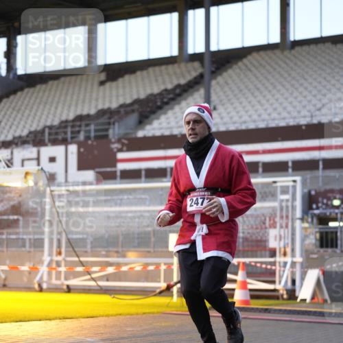 07.12.2025 - St. Pauli X-Mass-Run No. 15 Patografie http://msf.ph/oto/9375259 07.12.2025 10:01:55 Ziel 2472 meine-sportfotos.de
