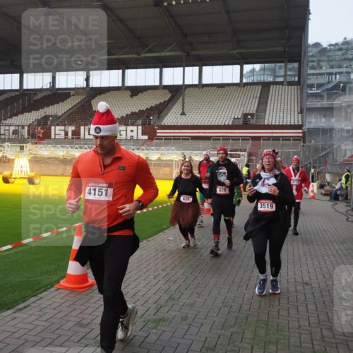 07.12.2025 - St. Pauli X-Mass-Run No. 15 Fabian Wolf http://msf.ph/oto/9375274 07.12.2025 10:03:58 Ziel 399, 626, 628, 709, 1027, 1028, 1307, 1394, 1425, 1906, 2110, 2112, 3198, 3337, 3340, 3359, 3519, 4151 meine-sportfotos.de