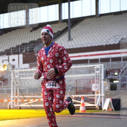 07.12.2025 - St. Pauli X-Mass-Run No. 15 Patografie http://msf.ph/oto/9375275 07.12.2025 10:02:09 Ziel 1934, 2472, 2923, 3944 meine-sportfotos.de