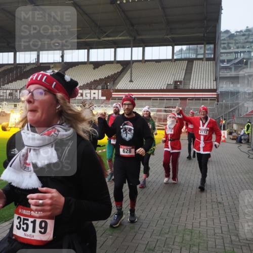 07.12.2025 - St. Pauli X-Mass-Run No. 15 Fabian Wolf http://msf.ph/oto/9375288 07.12.2025 10:03:59 Ziel 399, 626, 628, 709, 1027, 1028, 1307, 1394, 1425, 1906, 2110, 2112, 3198, 3337, 3340, 3359, 3519, 4151 meine-sportfotos.de