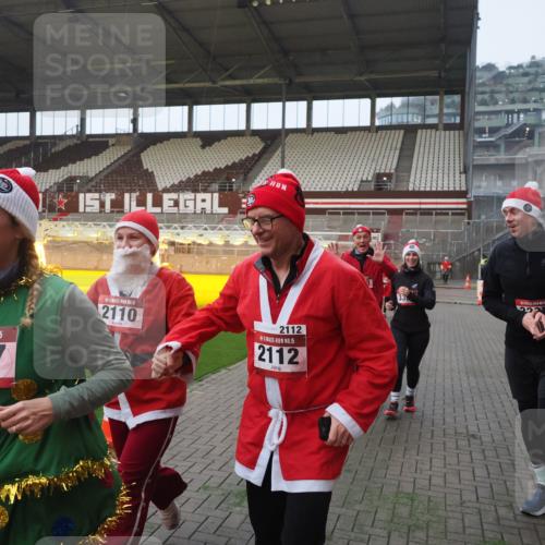 07.12.2025 - St. Pauli X-Mass-Run No. 15 Fabian Wolf http://msf.ph/oto/9375308 07.12.2025 10:04:01 Ziel 626, 628, 709, 1027, 1028, 1906, 2110, 2112, 3198, 3337, 3340, 3359, 3519, 4151 meine-sportfotos.de
