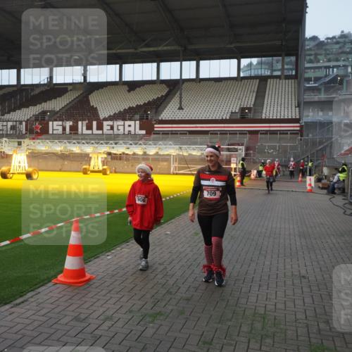 07.12.2025 - St. Pauli X-Mass-Run No. 15 Fabian Wolf http://msf.ph/oto/9375341 07.12.2025 10:04:07 Ziel 626, 628, 709, 1027, 1028, 1906, 2110, 2112, 3198, 3337, 3340, 3359, 3519, 4151 meine-sportfotos.de