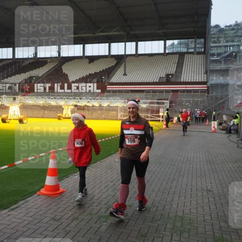 07.12.2025 - St. Pauli X-Mass-Run No. 15 Fabian Wolf http://msf.ph/oto/9375345 07.12.2025 10:04:08 Ziel 626, 628, 709, 1027, 1028, 1906, 2110, 2112, 3198, 3337, 3340, 3359, 3519, 4151 meine-sportfotos.de