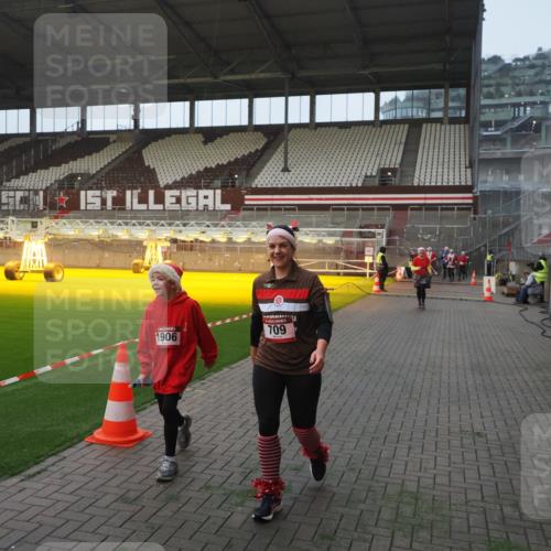 07.12.2025 - St. Pauli X-Mass-Run No. 15 Fabian Wolf http://msf.ph/oto/9375347 07.12.2025 10:04:08 Ziel 626, 628, 709, 1027, 1028, 1906, 2110, 2112, 3198, 3337, 3340, 3359, 3519, 4151 meine-sportfotos.de
