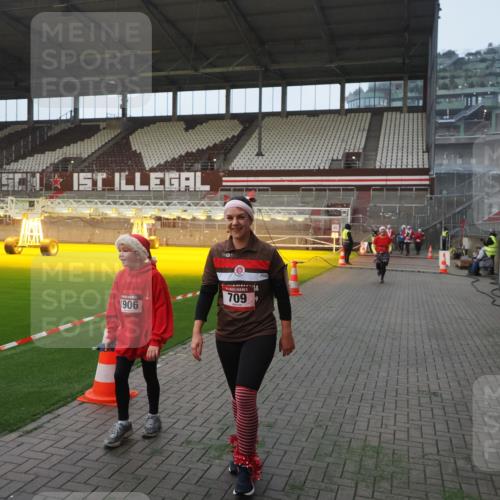07.12.2025 - St. Pauli X-Mass-Run No. 15 Fabian Wolf http://msf.ph/oto/9375349 07.12.2025 10:04:08 Ziel 626, 628, 709, 1027, 1028, 1906, 2110, 2112, 3198, 3337, 3340, 3359, 3519, 4151 meine-sportfotos.de