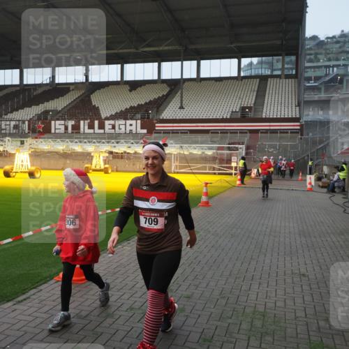 07.12.2025 - St. Pauli X-Mass-Run No. 15 Fabian Wolf http://msf.ph/oto/9375351 07.12.2025 10:04:08 Ziel 626, 628, 709, 1027, 1028, 1906, 2110, 2112, 3198, 3337, 3340, 3359, 3519, 4151 meine-sportfotos.de