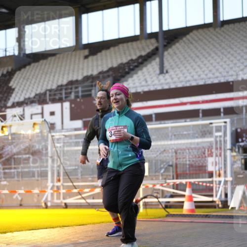 07.12.2025 - St. Pauli X-Mass-Run No. 15 Patografie http://msf.ph/oto/9375357 07.12.2025 10:02:53 Ziel 442, 443, 885, 918, 936, 943, 956, 1314, 2505, 2780, 2781, 3284, 3417, 3518, 3892 meine-sportfotos.de