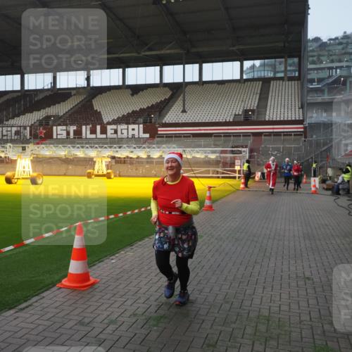 07.12.2025 - St. Pauli X-Mass-Run No. 15 Fabian Wolf http://msf.ph/oto/9375367 07.12.2025 10:04:13 Ziel 113, 709, 1302, 1712, 1738, 1906, 2454 meine-sportfotos.de