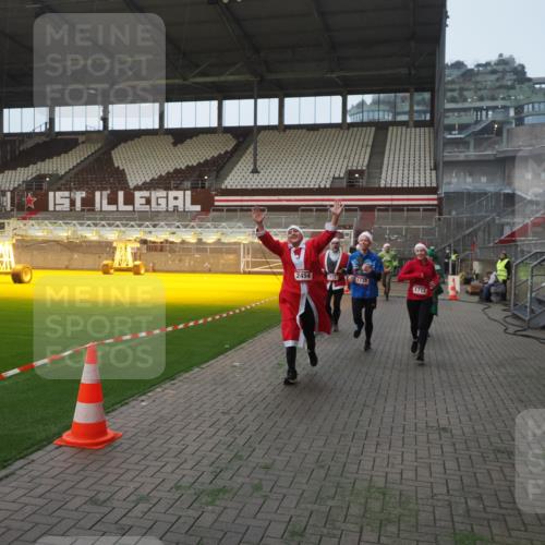 07.12.2025 - St. Pauli X-Mass-Run No. 15 Fabian Wolf http://msf.ph/oto/9375373 07.12.2025 10:04:17 Ziel 113, 1291, 1302, 1712, 1738, 2454, 3188 meine-sportfotos.de