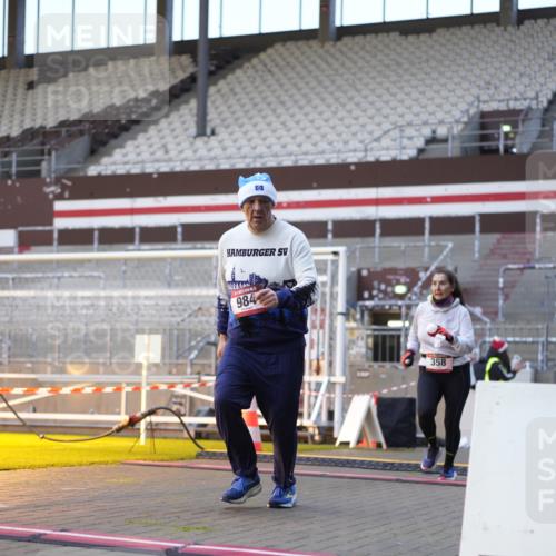 07.12.2025 - St. Pauli X-Mass-Run No. 15 Patografie http://msf.ph/oto/9375416 07.12.2025 10:03:25 Ziel 358, 940, 965, 984, 1023, 1484, 1486, 1888, 2973, 2975, 3334, 4193, 4239, 4660, 4680 meine-sportfotos.de