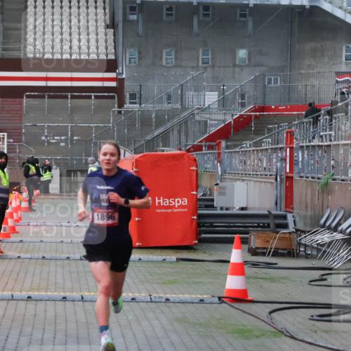 07.12.2025 - St. Pauli X-Mass-Run No. 15 Luisa Fischer http://msf.ph/oto/9375421 07.12.2025 09:50:27 Ziel 1, 1896, 1896 meine-sportfotos.de