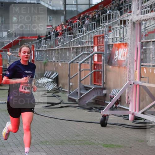 07.12.2025 - St. Pauli X-Mass-Run No. 15 Luisa Fischer http://msf.ph/oto/9375431 07.12.2025 09:50:28 Ziel 1896, 1896 meine-sportfotos.de