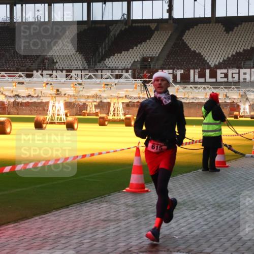 07.12.2025 - St. Pauli X-Mass-Run No. 15 Luisa Fischer http://msf.ph/oto/9375459 07.12.2025 09:51:18 Ziel 615, 615, 2224 meine-sportfotos.de