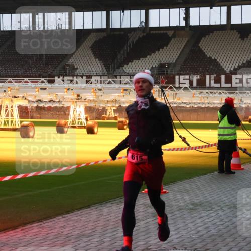 07.12.2025 - St. Pauli X-Mass-Run No. 15 Luisa Fischer http://msf.ph/oto/9375461 07.12.2025 09:51:18 Ziel 615, 615, 2224 meine-sportfotos.de