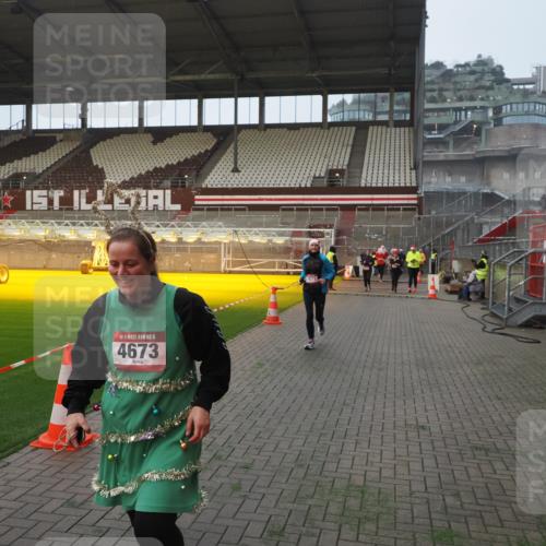 07.12.2025 - St. Pauli X-Mass-Run No. 15 Fabian Wolf http://msf.ph/oto/9375462 07.12.2025 10:04:28 Ziel 113, 1291, 1302, 1522, 1701, 1712, 1738, 1871, 2454, 3188, 3477, 3911, 4673 meine-sportfotos.de