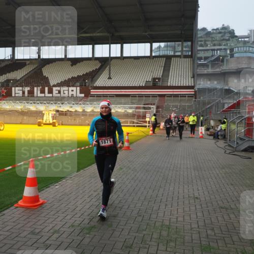 07.12.2025 - St. Pauli X-Mass-Run No. 15 Fabian Wolf http://msf.ph/oto/9375466 07.12.2025 10:04:30 Ziel 113, 1291, 1302, 1522, 1701, 1712, 1738, 1871, 2454, 2569, 2570, 3188, 3477, 3911, 4673 meine-sportfotos.de
