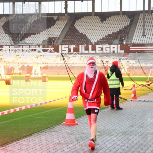 07.12.2025 - St. Pauli X-Mass-Run No. 15 Luisa Fischer http://msf.ph/oto/9375512 07.12.2025 09:52:32 Ziel 2494, 154, 1296, 2178, 2494 meine-sportfotos.de