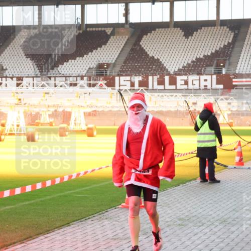 07.12.2025 - St. Pauli X-Mass-Run No. 15 Luisa Fischer http://msf.ph/oto/9375516 07.12.2025 09:52:32 Ziel 154, 1296, 2178, 2494 meine-sportfotos.de