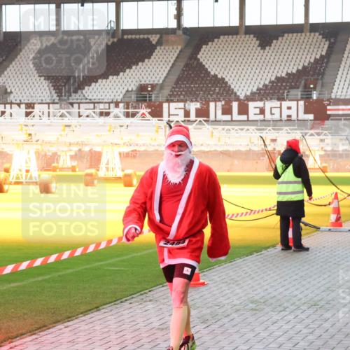 07.12.2025 - St. Pauli X-Mass-Run No. 15 Luisa Fischer http://msf.ph/oto/9375517 07.12.2025 09:52:33 Ziel 2494, 154, 1296, 2178, 2494 meine-sportfotos.de