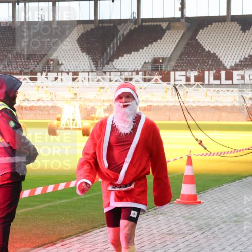 07.12.2025 - St. Pauli X-Mass-Run No. 15 Luisa Fischer http://msf.ph/oto/9375523 07.12.2025 09:52:34 Ziel 154, 1296, 2034, 2178, 2494 meine-sportfotos.de