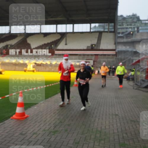 07.12.2025 - St. Pauli X-Mass-Run No. 15 Fabian Wolf http://msf.ph/oto/9375544 07.12.2025 10:04:37 Ziel 713, 1522, 1701, 1871, 2569, 2570, 3477, 3894, 3911, 4673 meine-sportfotos.de