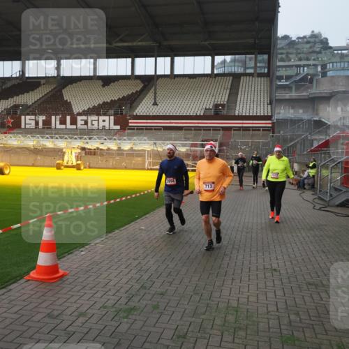 07.12.2025 - St. Pauli X-Mass-Run No. 15 Fabian Wolf http://msf.ph/oto/9375567 07.12.2025 10:04:39 Ziel 713, 1522, 1701, 1871, 2569, 2570, 3477, 3894, 3911, 4080, 4553, 4557 meine-sportfotos.de