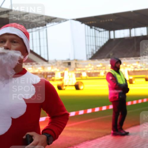 07.12.2025 - St. Pauli X-Mass-Run No. 15 Luisa Fischer http://msf.ph/oto/9375587 07.12.2025 09:53:00 Ziel 154, 195, 1052, 1241, 1296, 2034 meine-sportfotos.de