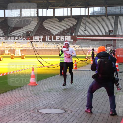 07.12.2025 - St. Pauli X-Mass-Run No. 15 Luisa Fischer http://msf.ph/oto/9375588 07.12.2025 09:53:04 Ziel 12, 154, 195, 1052, 1241, 1296, 2034 meine-sportfotos.de