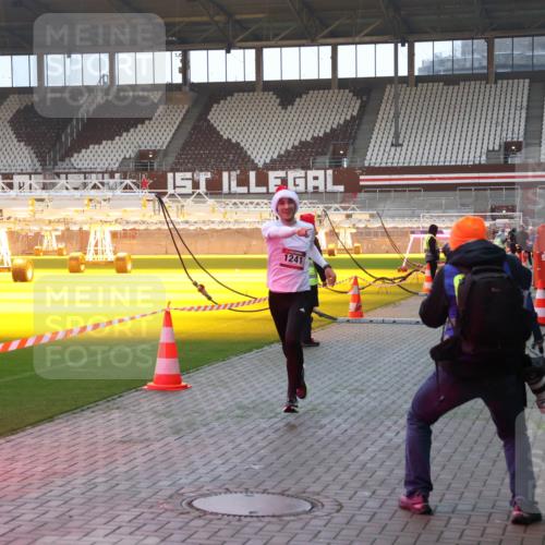 07.12.2025 - St. Pauli X-Mass-Run No. 15 Luisa Fischer http://msf.ph/oto/9375590 07.12.2025 09:53:04 Ziel 1241, 154, 195, 1052, 1241, 1296, 2034 meine-sportfotos.de