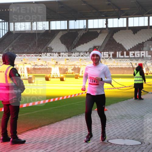 07.12.2025 - St. Pauli X-Mass-Run No. 15 Luisa Fischer http://msf.ph/oto/9375596 07.12.2025 09:53:05 Ziel 1241, 154, 195, 1052, 1241, 1296, 2034 meine-sportfotos.de