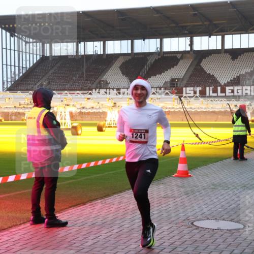 07.12.2025 - St. Pauli X-Mass-Run No. 15 Luisa Fischer http://msf.ph/oto/9375597 07.12.2025 09:53:06 Ziel 1241, 154, 195, 937, 1052, 1241, 1296, 2034 meine-sportfotos.de