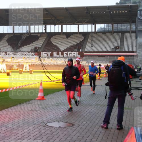 07.12.2025 - St. Pauli X-Mass-Run No. 15 Luisa Fischer http://msf.ph/oto/9375611 07.12.2025 09:53:17 Ziel 1874, 154, 195, 518, 937, 1052, 1241, 1296, 1874, 2034 meine-sportfotos.de
