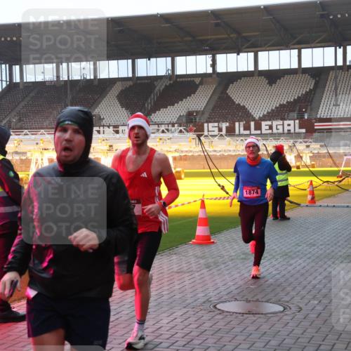 07.12.2025 - St. Pauli X-Mass-Run No. 15 Luisa Fischer http://msf.ph/oto/9375622 07.12.2025 09:53:19 Ziel 1874, 1815, 154, 195, 518, 937, 1052, 1241, 1296, 1874, 2034 meine-sportfotos.de