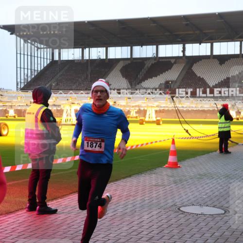 07.12.2025 - St. Pauli X-Mass-Run No. 15 Luisa Fischer http://msf.ph/oto/9375629 07.12.2025 09:53:21 Ziel 1874, 195, 518, 937, 1052, 1241, 1874, 2034 meine-sportfotos.de