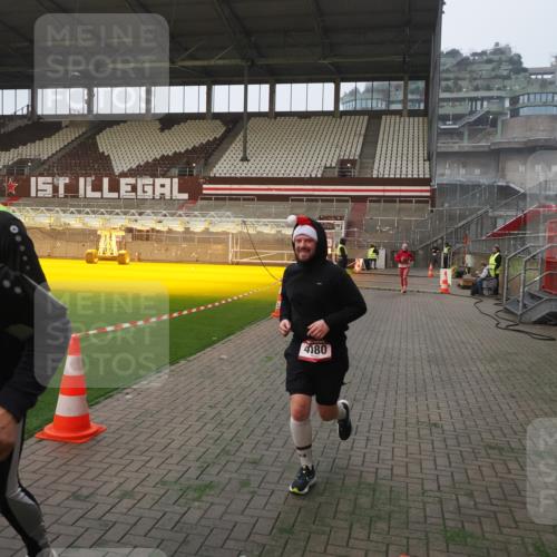 07.12.2025 - St. Pauli X-Mass-Run No. 15 Fabian Wolf http://msf.ph/oto/9375652 07.12.2025 10:04:46 Ziel 713, 1217, 1701, 2569, 2570, 3477, 3894, 3911, 4080, 4553, 4557 meine-sportfotos.de
