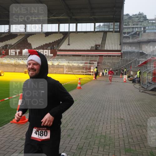 07.12.2025 - St. Pauli X-Mass-Run No. 15 Fabian Wolf http://msf.ph/oto/9375671 07.12.2025 10:04:47 Ziel 713, 1217, 1701, 2569, 2570, 3477, 3894, 3911, 4080, 4553, 4557 meine-sportfotos.de