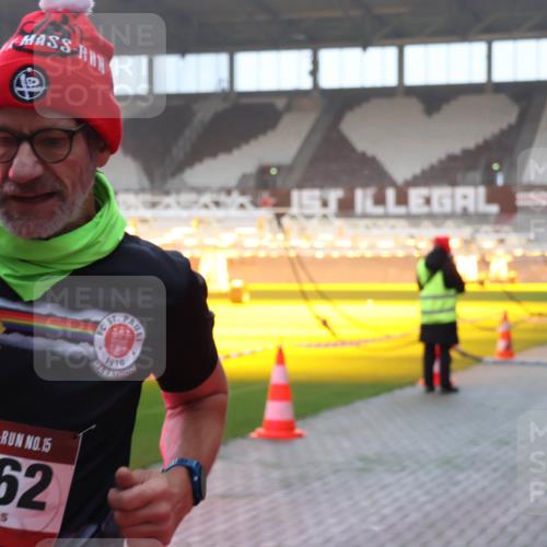 07.12.2025 - St. Pauli X-Mass-Run No. 15 Luisa Fischer http://msf.ph/oto/9375699 07.12.2025 09:54:10 Ziel 15, 4062, 1910, 96, 115, 1598, 2651, 3684, 4050, 4061, 4062 meine-sportfotos.de