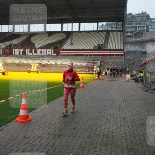 07.12.2025 - St. Pauli X-Mass-Run No. 15 Fabian Wolf http://msf.ph/oto/9375703 07.12.2025 10:04:52 Ziel 713, 1217, 1973, 1991, 2168, 2249, 3894, 4080, 4553, 4557 meine-sportfotos.de