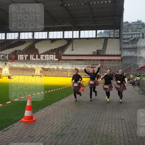 07.12.2025 - St. Pauli X-Mass-Run No. 15 Fabian Wolf http://msf.ph/oto/9375744 07.12.2025 10:04:59 Ziel 210, 292, 1217, 1973, 1991, 2168, 2249, 2856, 2866 meine-sportfotos.de